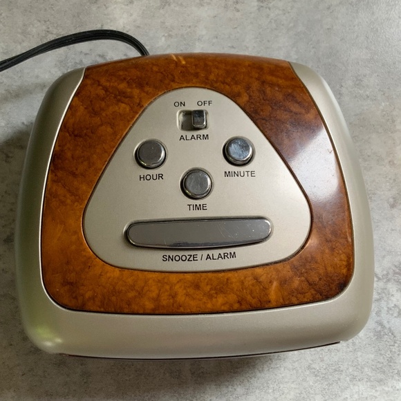 Sharp - Digital Alarm Clock - Picture 2 of 7